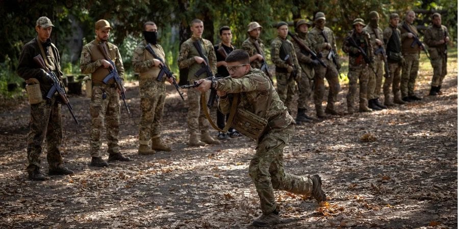 Volunteers who want to join the 3rd separate airborne assault brigade of the Armed Forces undergo training in the Kyiv region, October 3