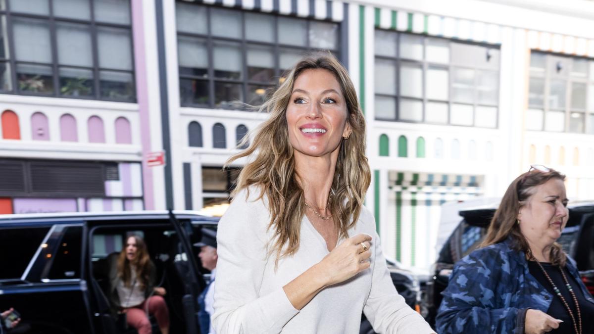 Gisele Bündchen, 43, Nails Pigeon Pose In New BTS Pics From Her Trip To Brazil