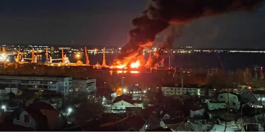 A large landing ship Novocherkassk burned down in the port of Feodosia